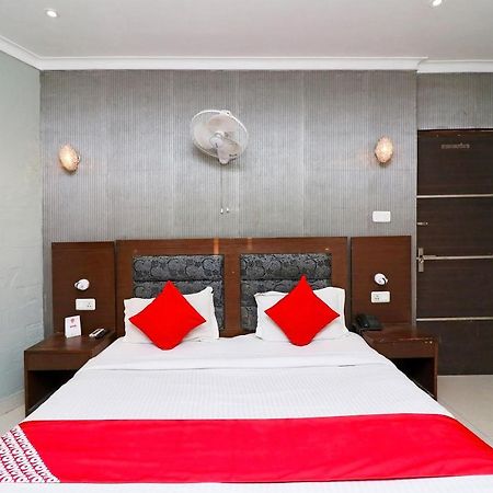 Oyo Hotel Metro Tower Near Ambience Mall New Delhi Exteriör bild
