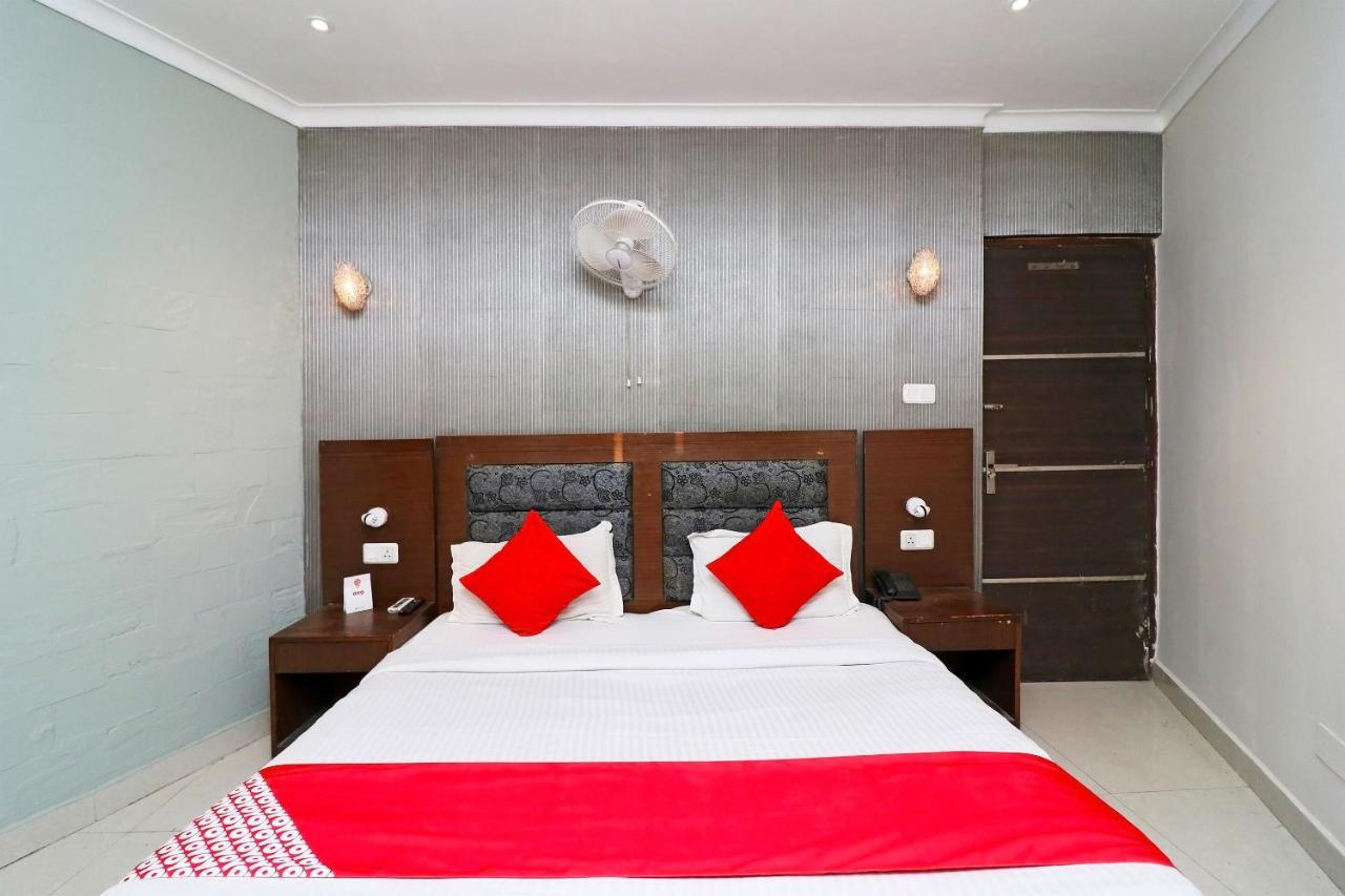 Oyo Hotel Metro Tower Near Ambience Mall New Delhi Exteriör bild