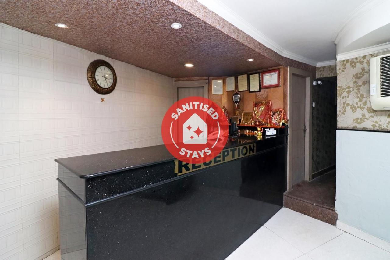Oyo Hotel Metro Tower Near Ambience Mall New Delhi Exteriör bild