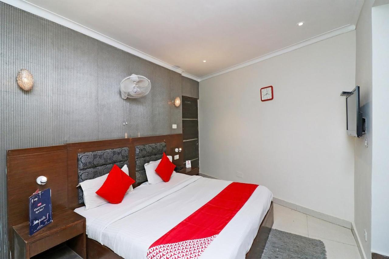 Oyo Hotel Metro Tower Near Ambience Mall New Delhi Exteriör bild