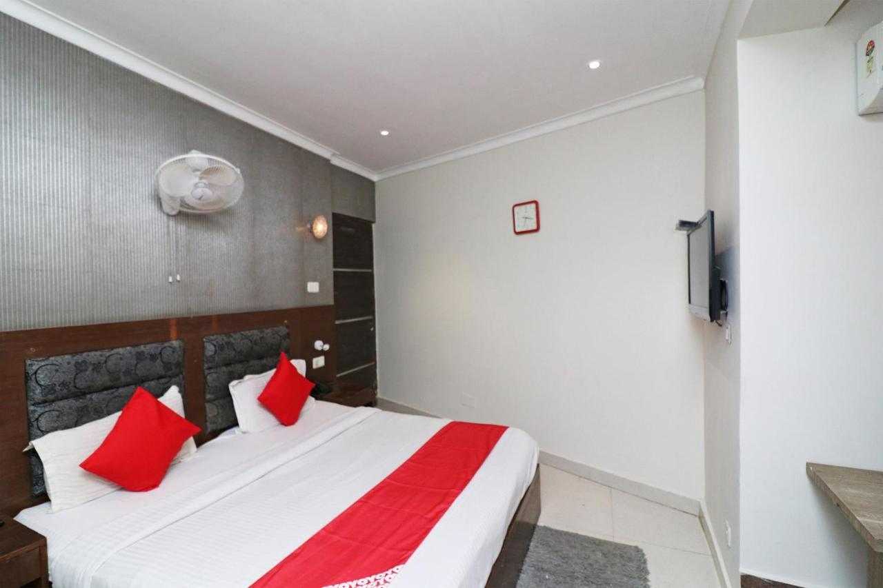 Oyo Hotel Metro Tower Near Ambience Mall New Delhi Exteriör bild