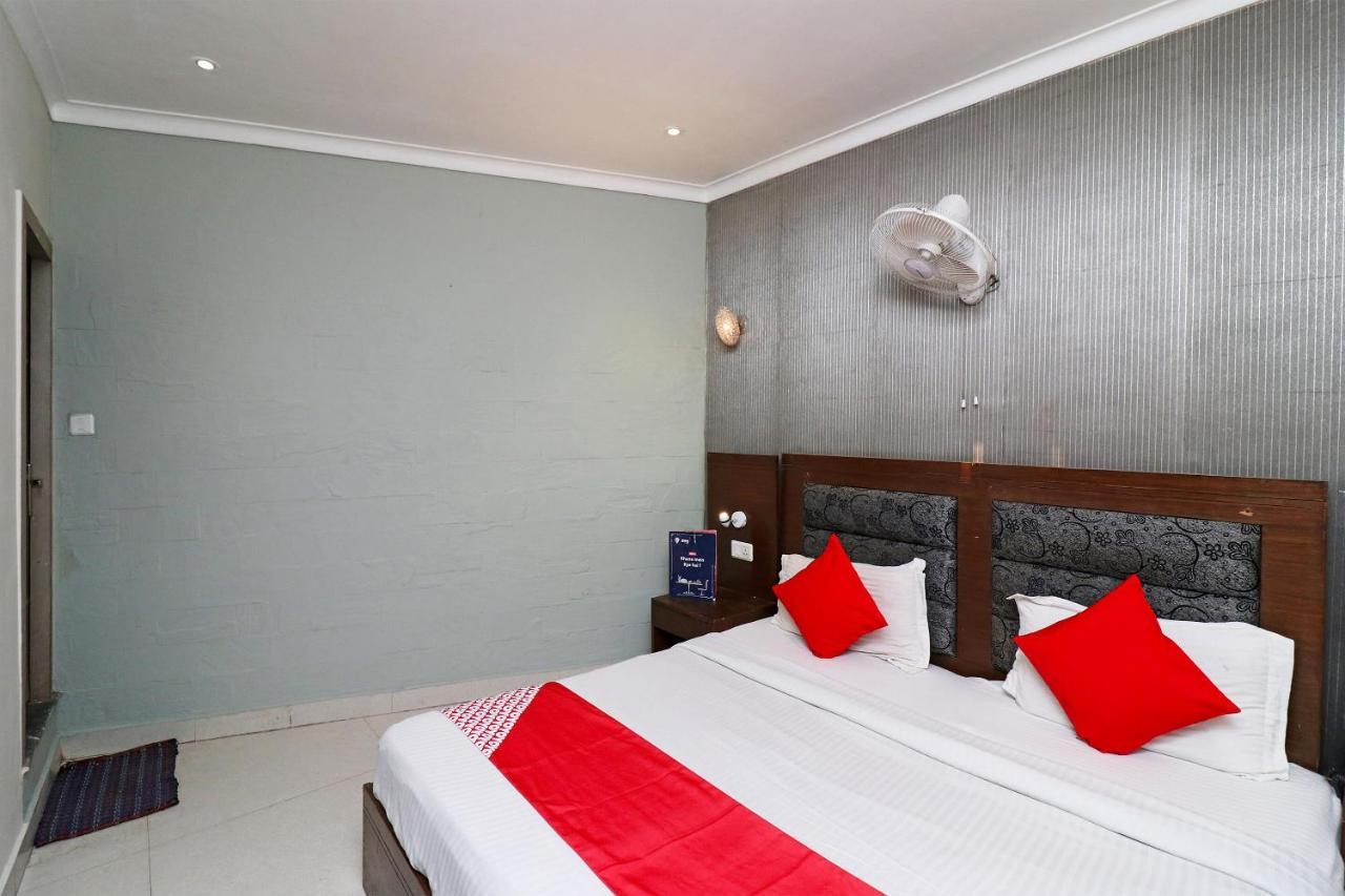 Oyo Hotel Metro Tower Near Ambience Mall New Delhi Exteriör bild
