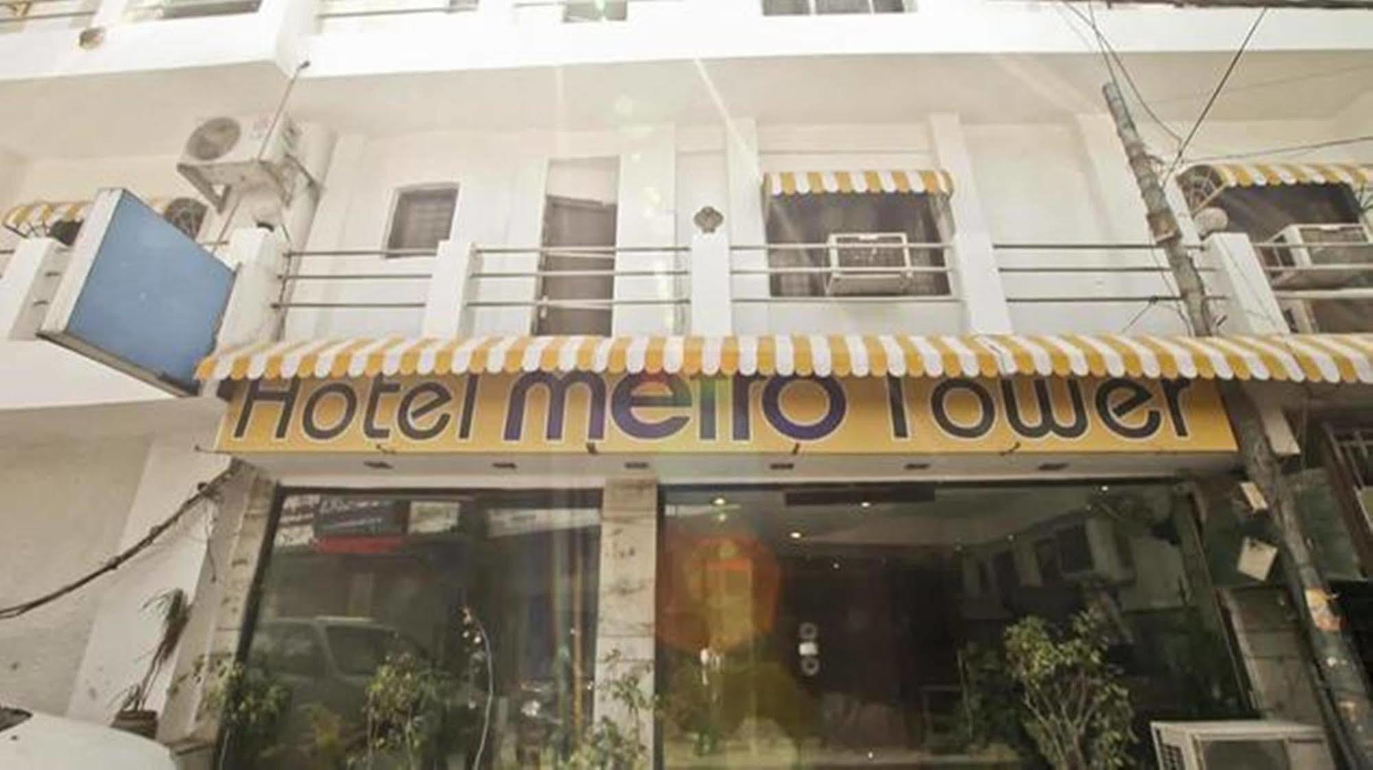 Oyo Hotel Metro Tower Near Ambience Mall New Delhi Exteriör bild