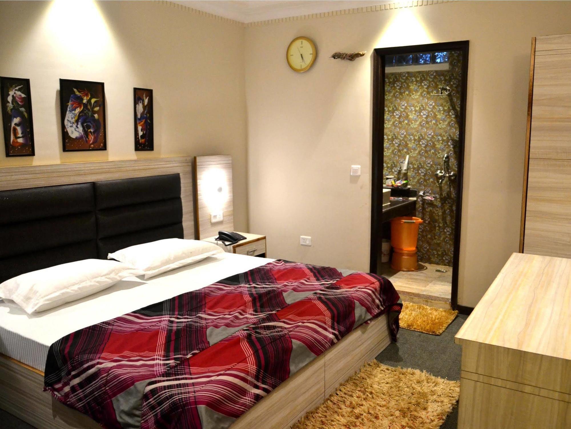Oyo Hotel Metro Tower Near Ambience Mall New Delhi Exteriör bild