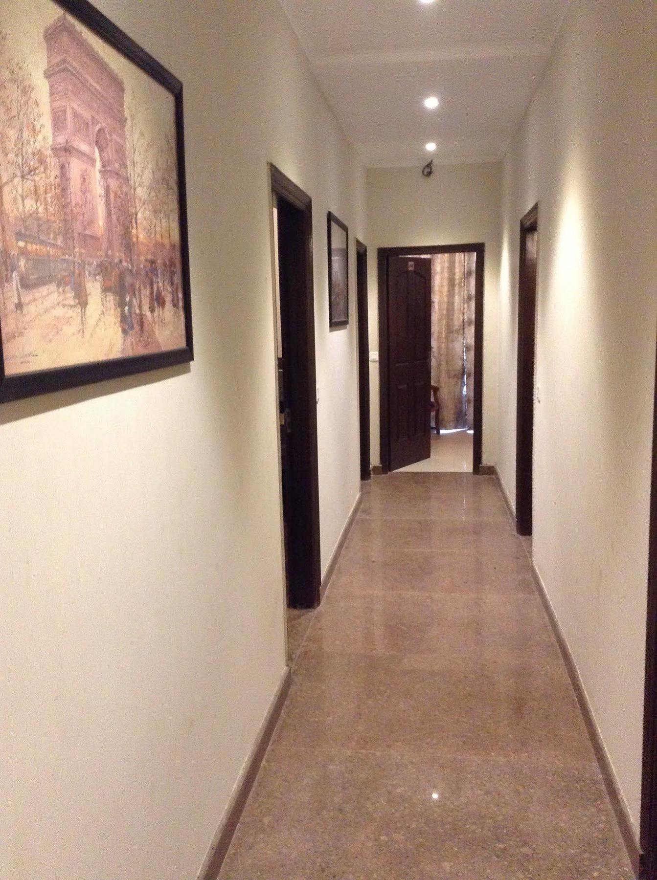 Oyo Hotel Metro Tower Near Ambience Mall New Delhi Exteriör bild