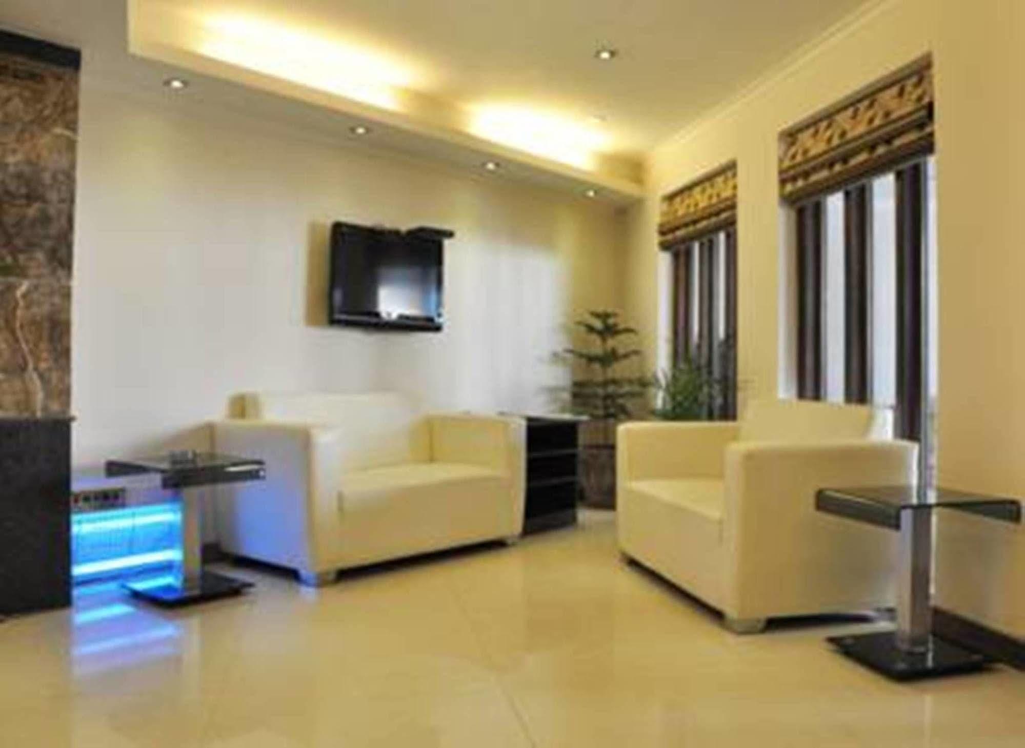 Oyo Hotel Metro Tower Near Ambience Mall New Delhi Exteriör bild